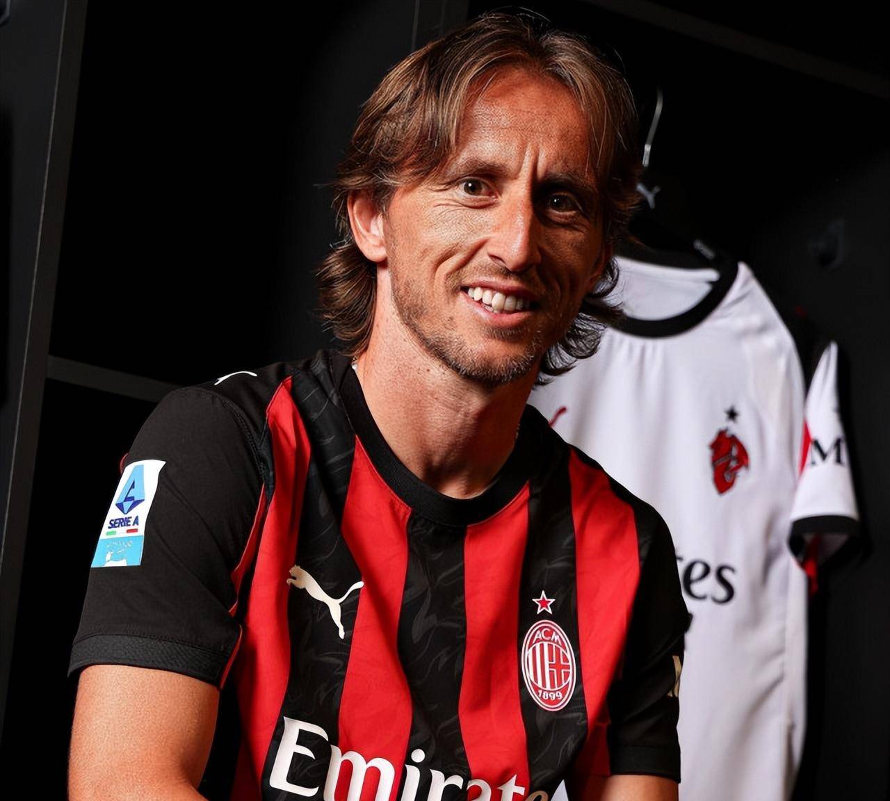 玉昆外援奥斯卡在老家开车遭遇起火，车内人员都及时逃生