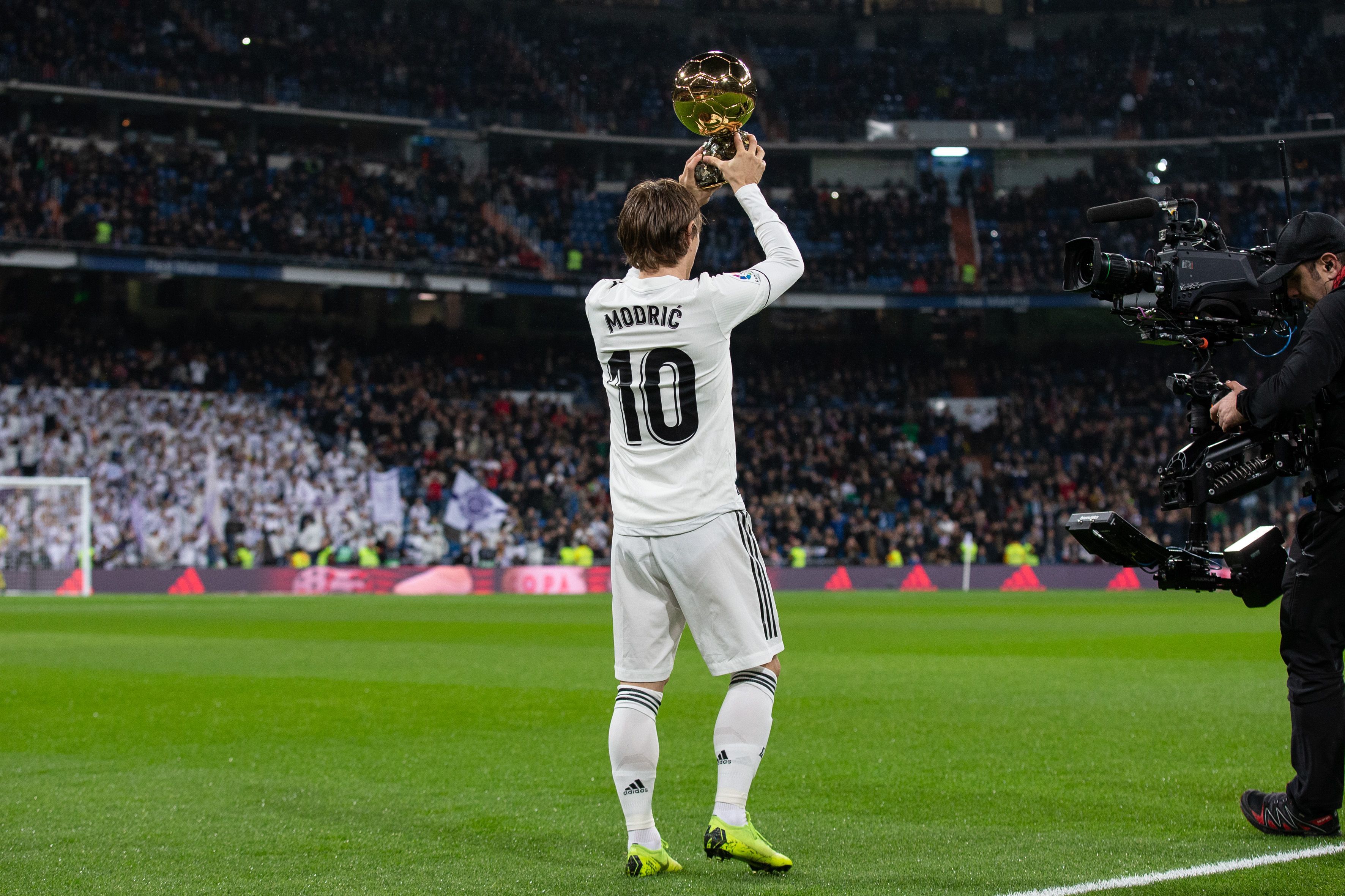 重庆两江新区十联屏打出多个宣传语，庆祝重庆铜梁龙冲超成功