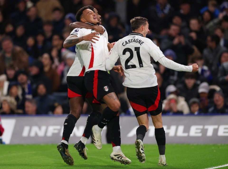 洛杉矶快船以131-116击败黄蜂，哈登55分创队史新高，成为NBA第四位得分超55分的球员，表现惊艳。