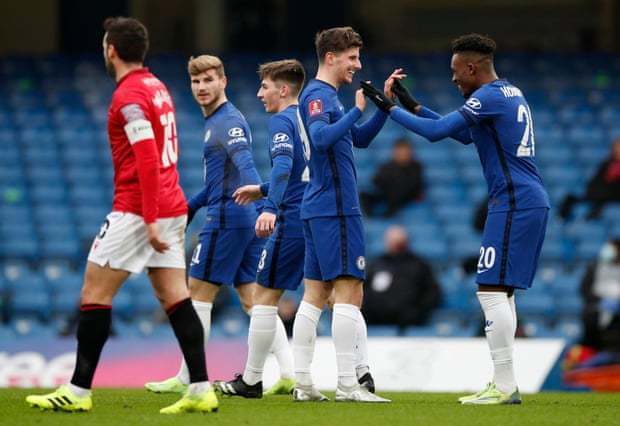 右脚踝囊受伤的基米希随德国队抵达卢森堡，走路仍有不便