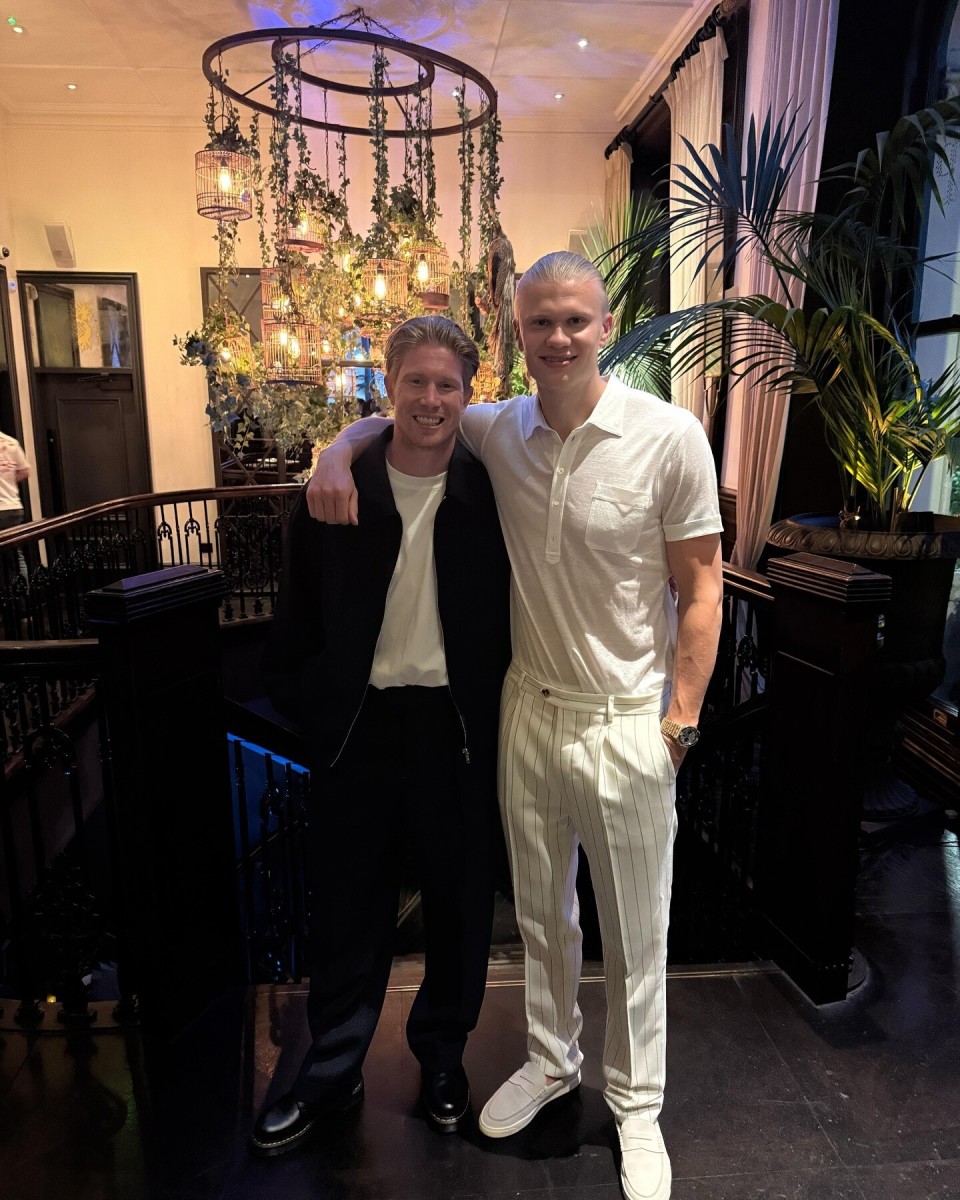 中国队以6战6胜战绩击败韩国、法国，王楚钦三战全胜，赛后坦言累，网友调侃其“铁人三项”。